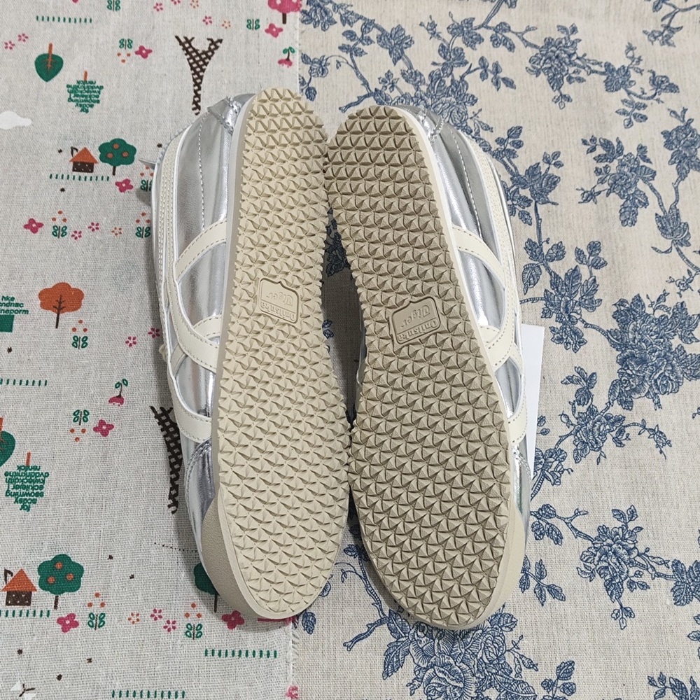 Onitsuka Tiger by Asics Metallic Silver Sneakers with Cream Laces - Picture 9 of 10